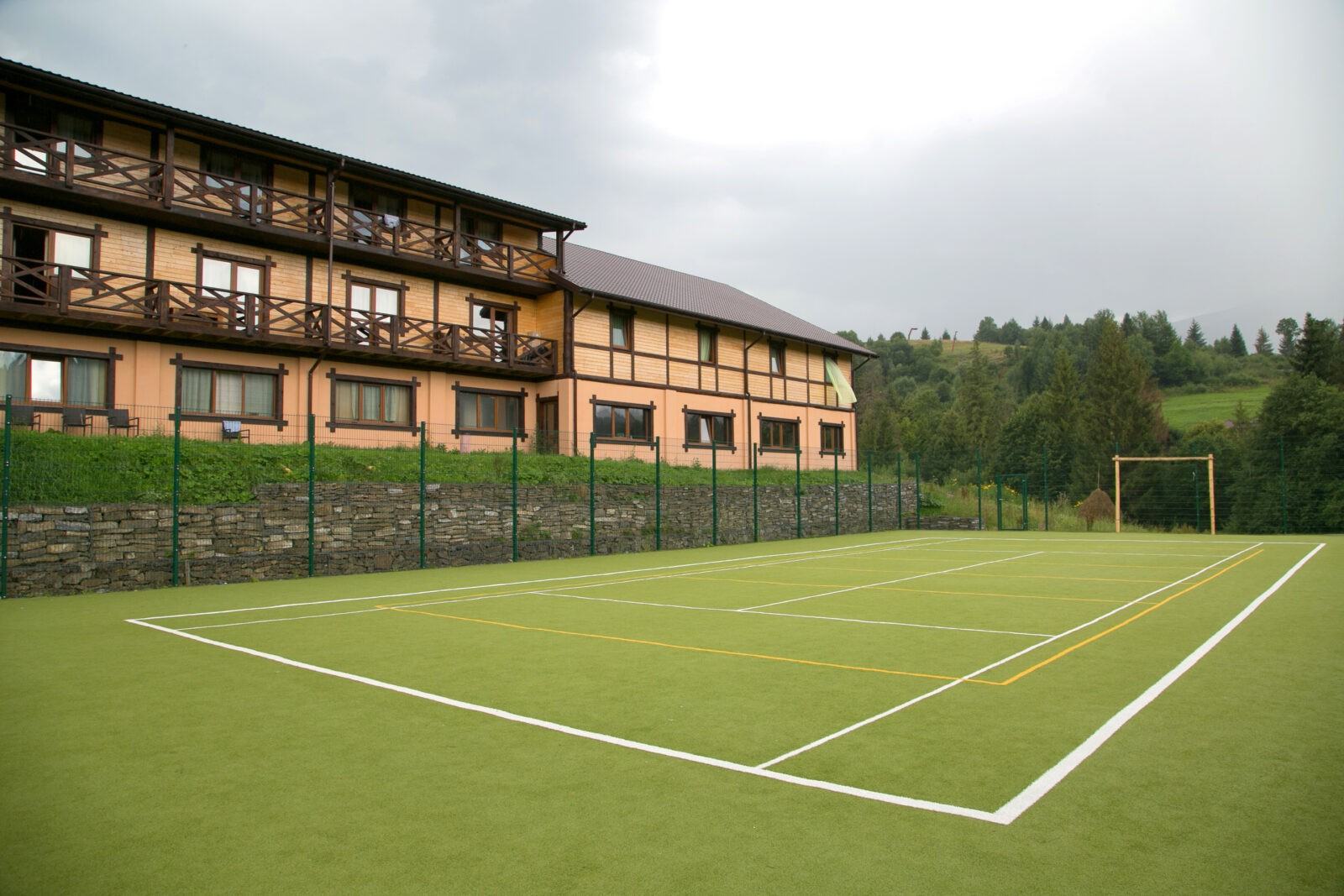 Футбольшое поле в Изках