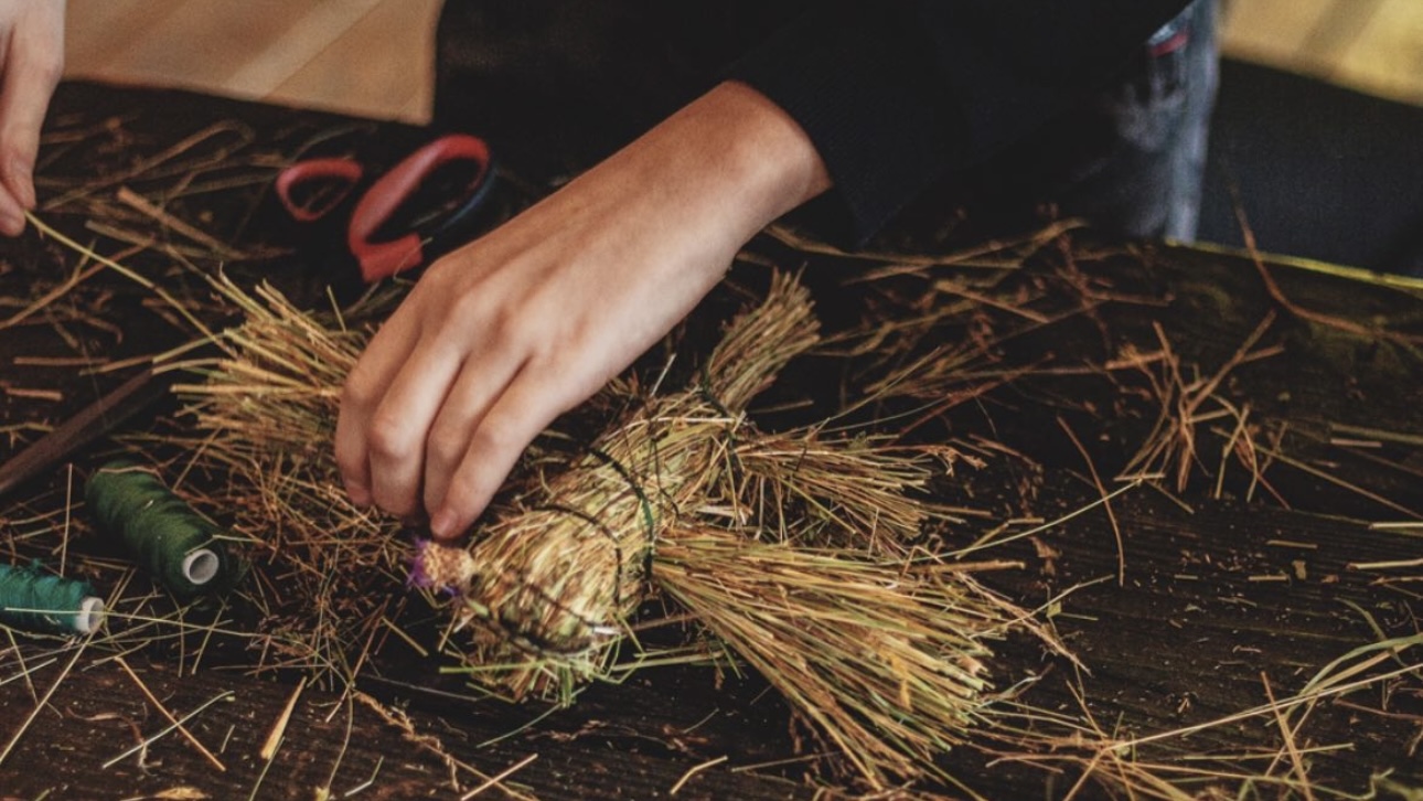 Игрушка из сена