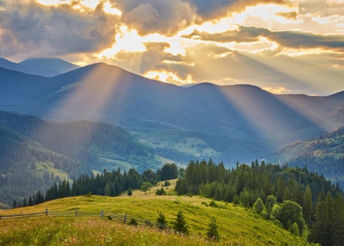 Схід сонця в Карпатах: магія гірських світанків