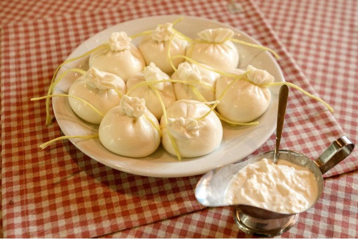 Ручное изготовление сыра в Карпатах