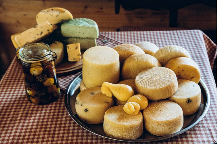 Овчары, которые делают сыр в Карпатах