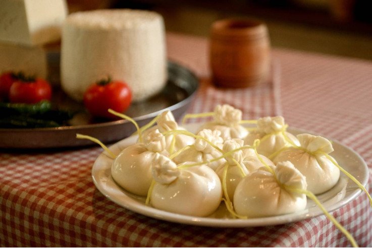 Овчары из Карпат, работающие на сыроварне