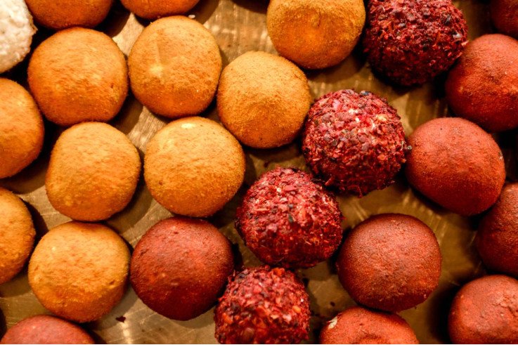 Изготовление традиционного сыра на сыроварне в горах