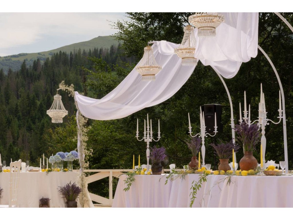 Банкетная зона с видом на горы