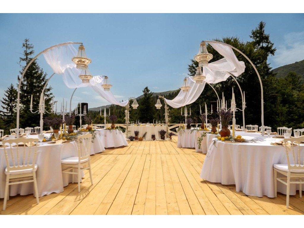 Оформлення весільної локації в Карпатах