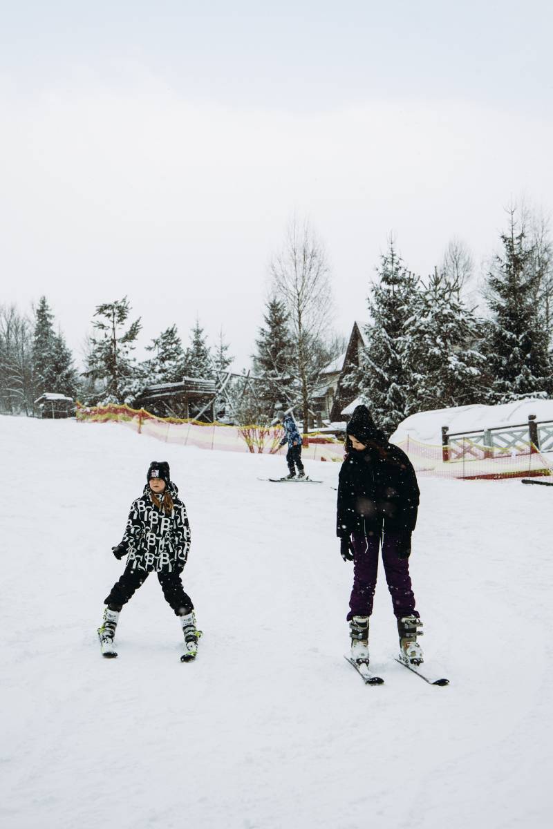 Где остановиться и арендовать снаряжение для катания на лыжах?