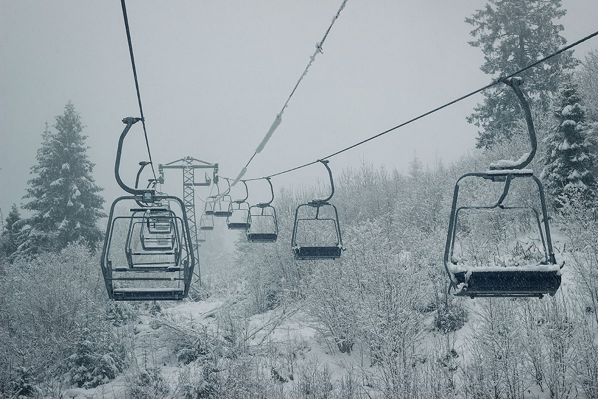 Зима в Карпатах, заснеженные горы и природа